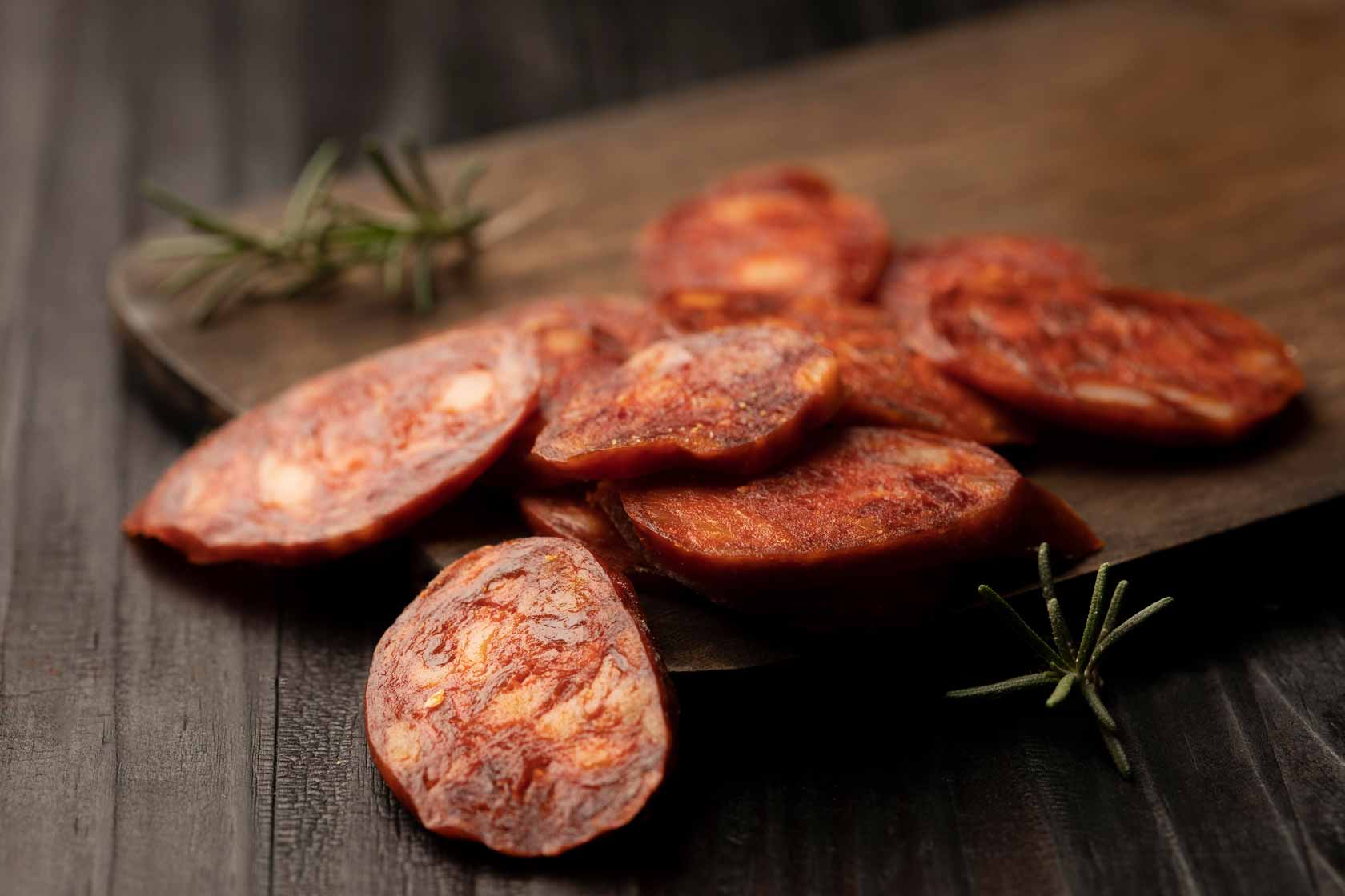 Rodajas de chorizo ibérico sobre una tabla de madera